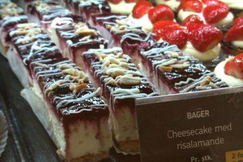 Чизкейк с рисовым десертом рисаламанде (Cheesecake med risalamande")