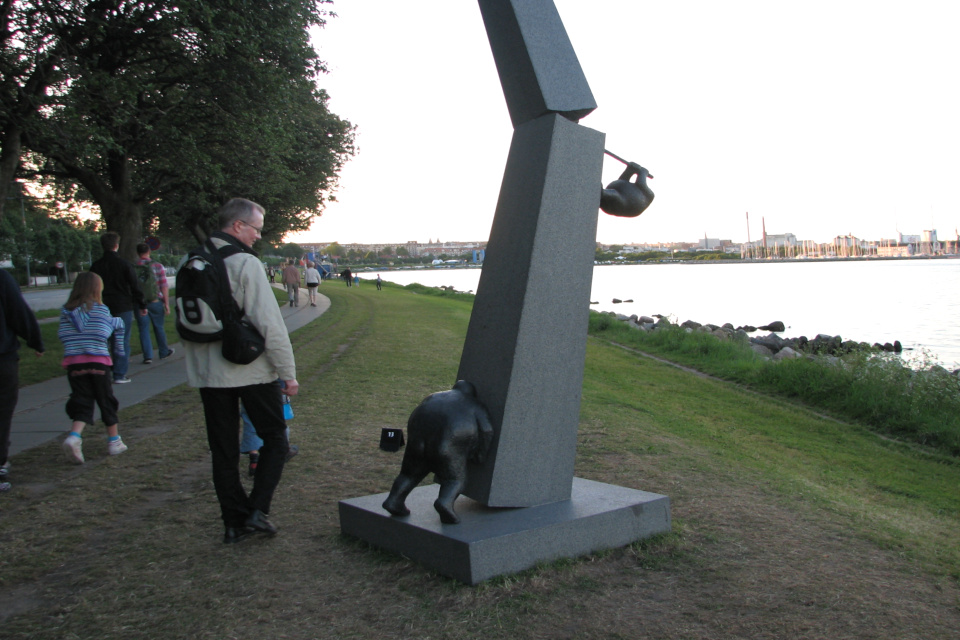 Фестиваль современных скульптур Sculpture by Sea на Побережье возле Тангкроэн в Орхусе