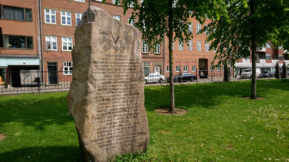  Имена погибших участников Движения Сопротивления на мемориальном камне, Дания. Фото 21 мая 2019