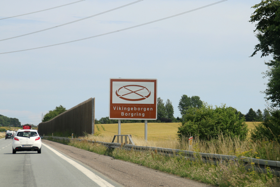 Крепость викингов Боргринг (Vikingeborgen Borgring), коричневая таблица. Фото 8 июля 2021