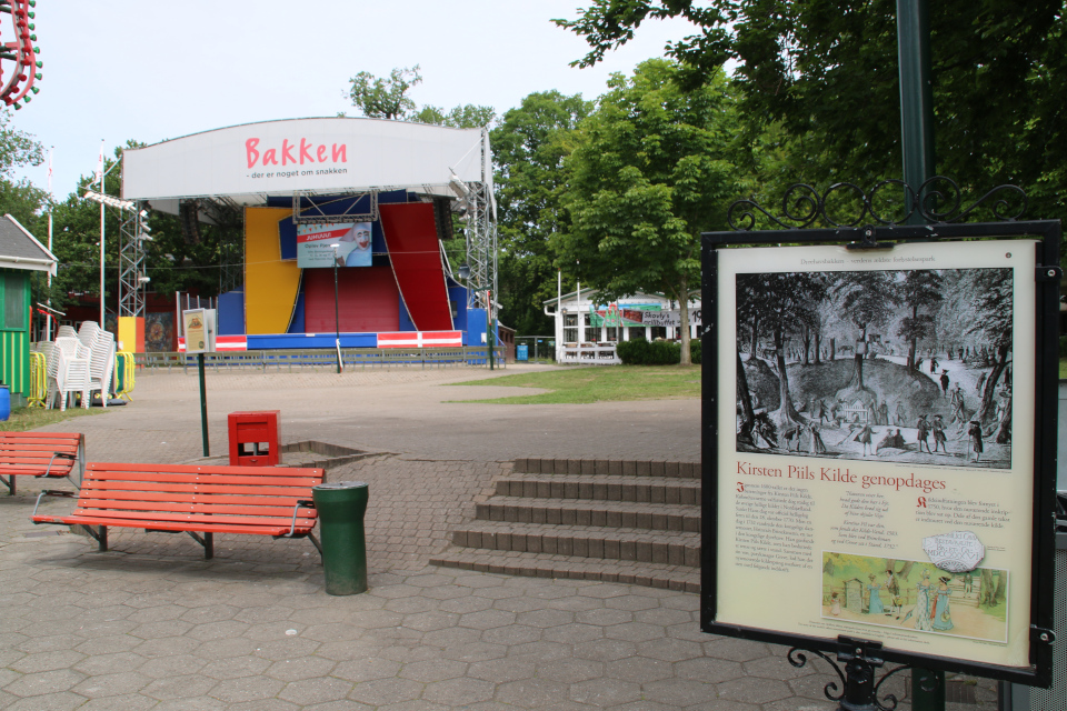 Парк развлечений Баккен (Дирехавсбаккен), Dyrehavsbakken (Bakken), Клампеборг (Klampenborg), Дания. 9 июля 2021