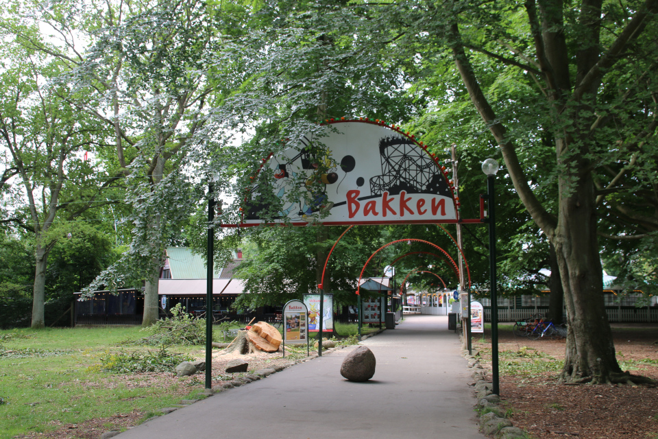 Парк развлечений Баккен (Дирехавсбаккен), Dyrehavsbakken (Bakken), Клампеборг (Klampenborg), Дания. 9 июля 2021