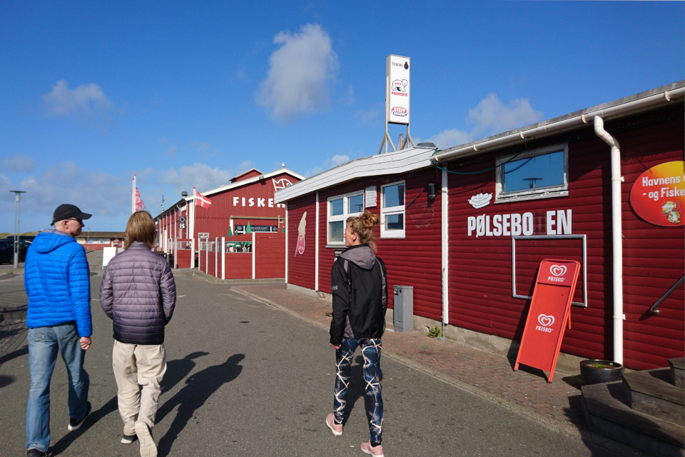 Pølseboden. Fiskehallen, Рыбное меню. Тюборён (Thyborøn), Дания. Фото 25 сент. 2021