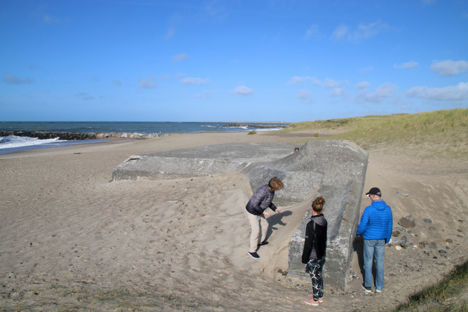 Бункер. Берег Северного моря Тюборён (Thyborøn), Дания. Фото 25 сент. 2021