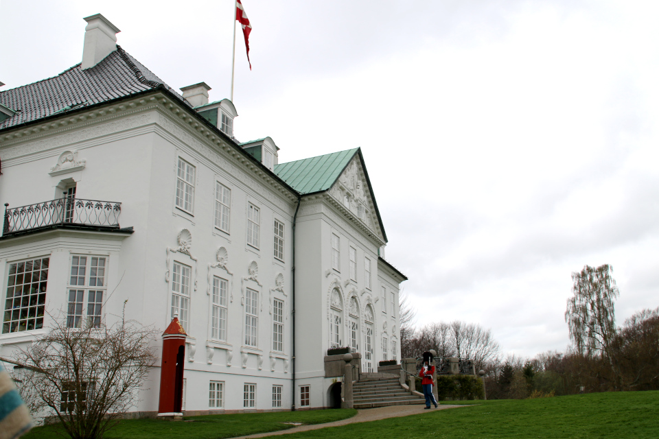 Королевский гвардеец, дворец Марселисборг, г. Орхус, Дания. Фото 16 апр. 2017