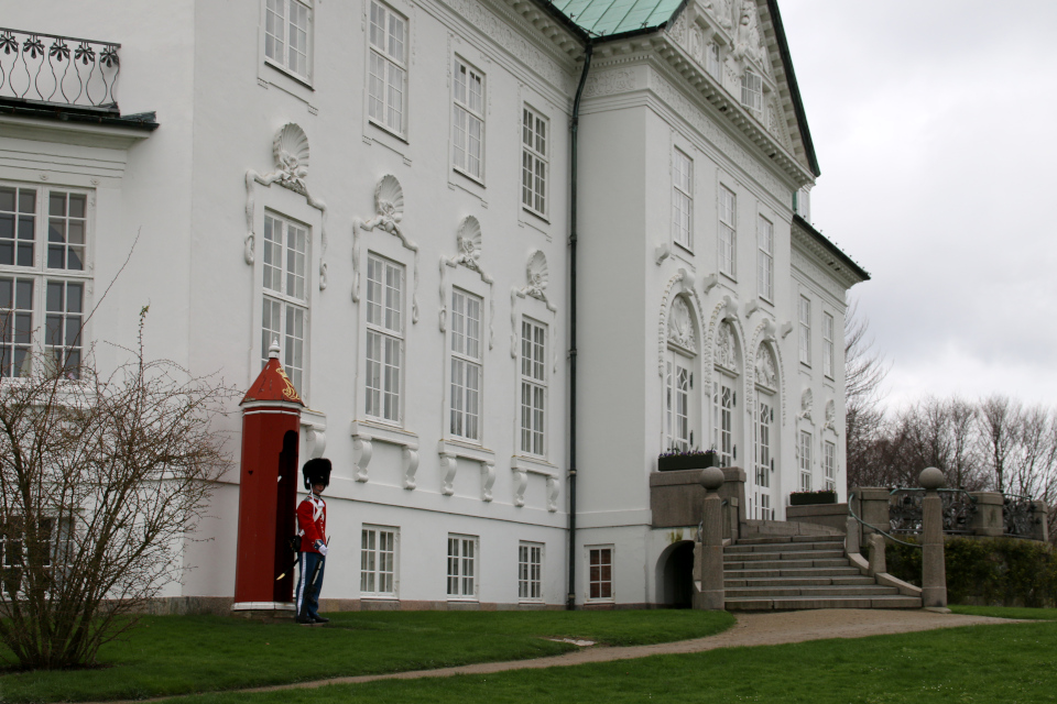 Королевский гвардеец, дворец Марселисборг, г. Орхус, Дания. Фото 16 апр. 2017