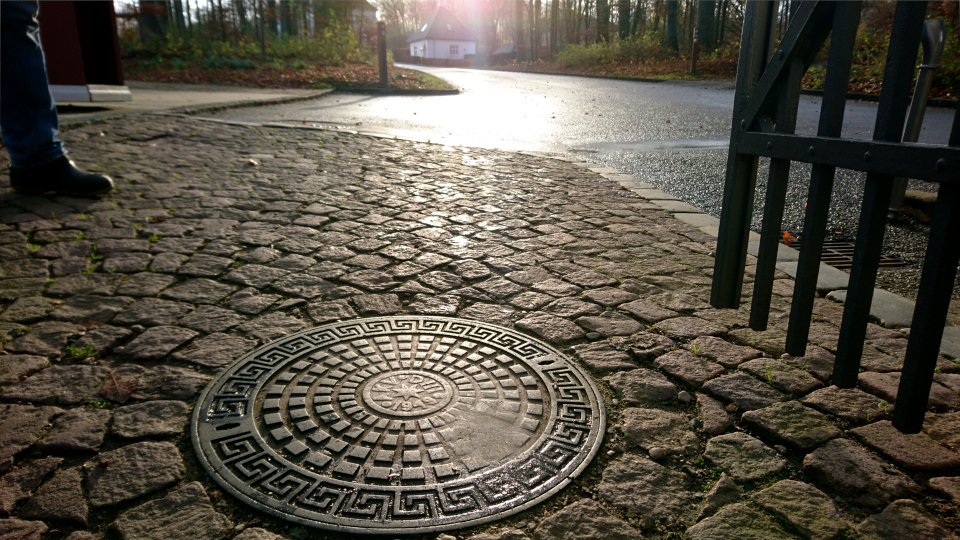 Вход в парк Марселисборг, канализационный люк 1949 г. Фото 15 апр. 2021, г. Орхус, Дания