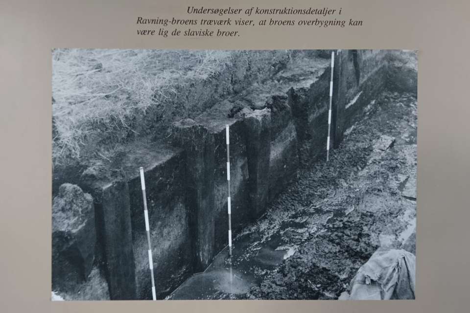 Музей, раскопки. Мост Равнинг, Эгтвед (Ravningbroen, Egtved), Дания. Фото 7 июля 2020 