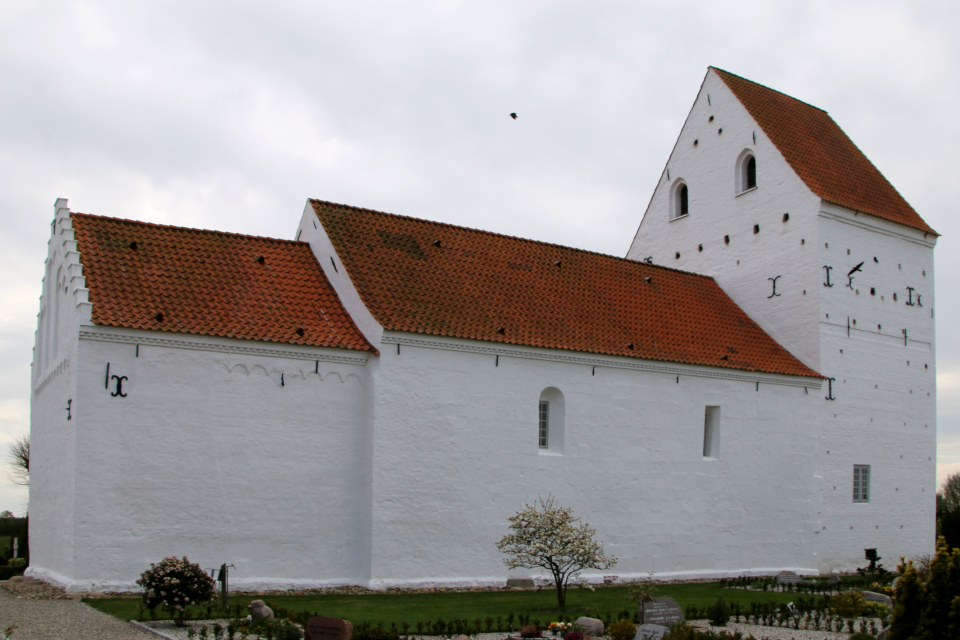 Грач. Церковь Эгесков (Egeskov Kirke), Фредерисия, Дания. 5 мая 2023 